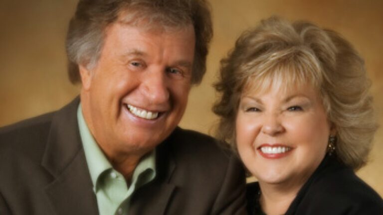 imagem de Bill e Gloria Gaither - sorrindo