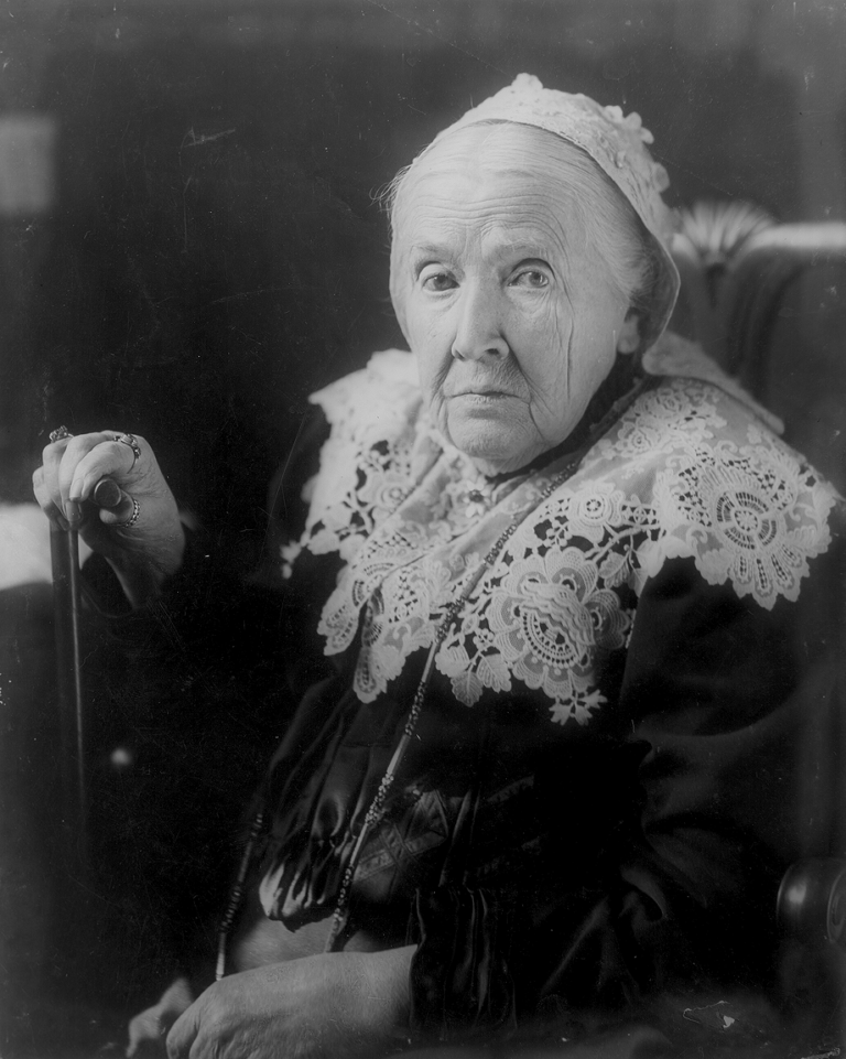 poeta Julia Ward Howe - na velhice, sentada e segurando uma bengala - foto preto e branco