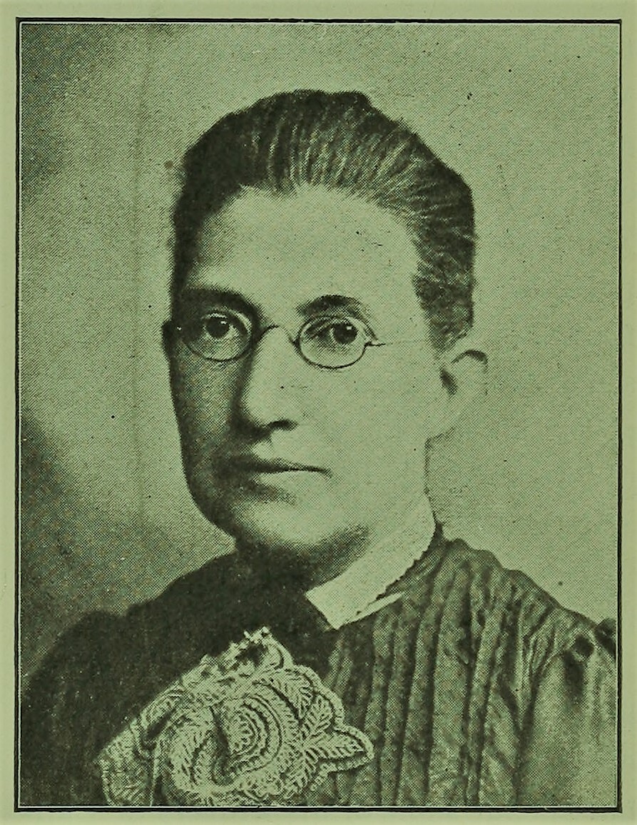 imagem preto e branco de Eliza Edmunds Hewitt - usando óculos redondos e com cabelo penteado para trás